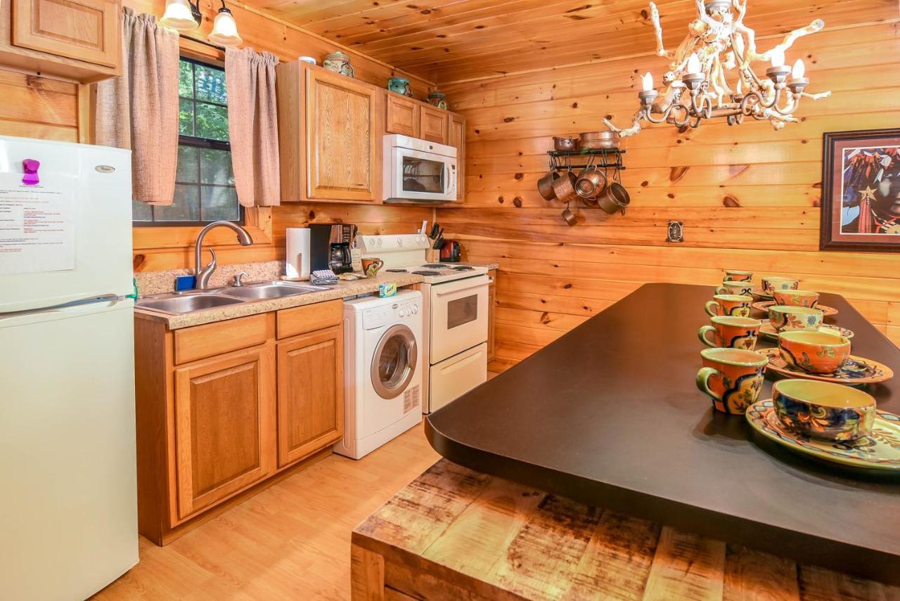 Permanent Vacation-Private Honeymoon Cabin With Hot Tub Севьервилл Экстерьер фото