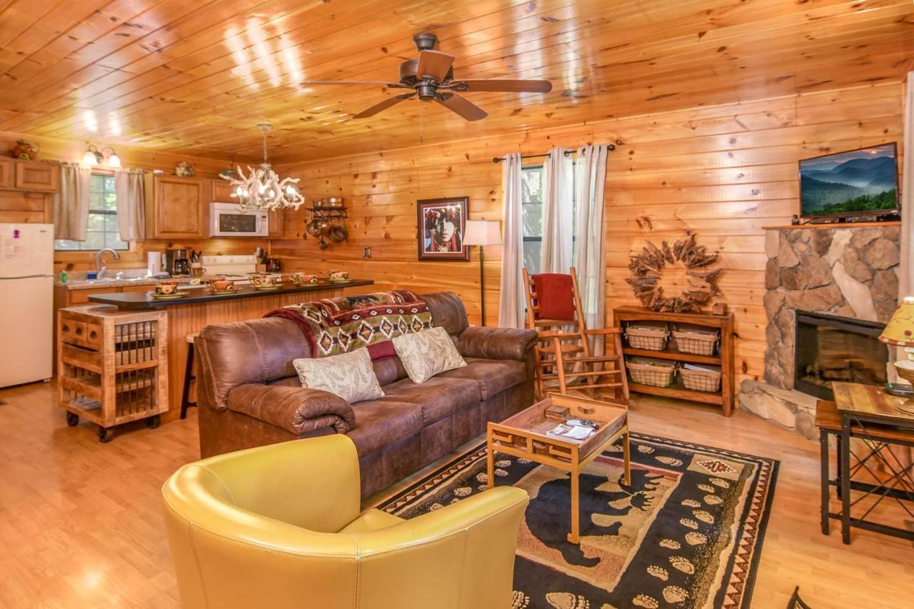 Permanent Vacation-Private Honeymoon Cabin With Hot Tub Севьервилл Экстерьер фото
